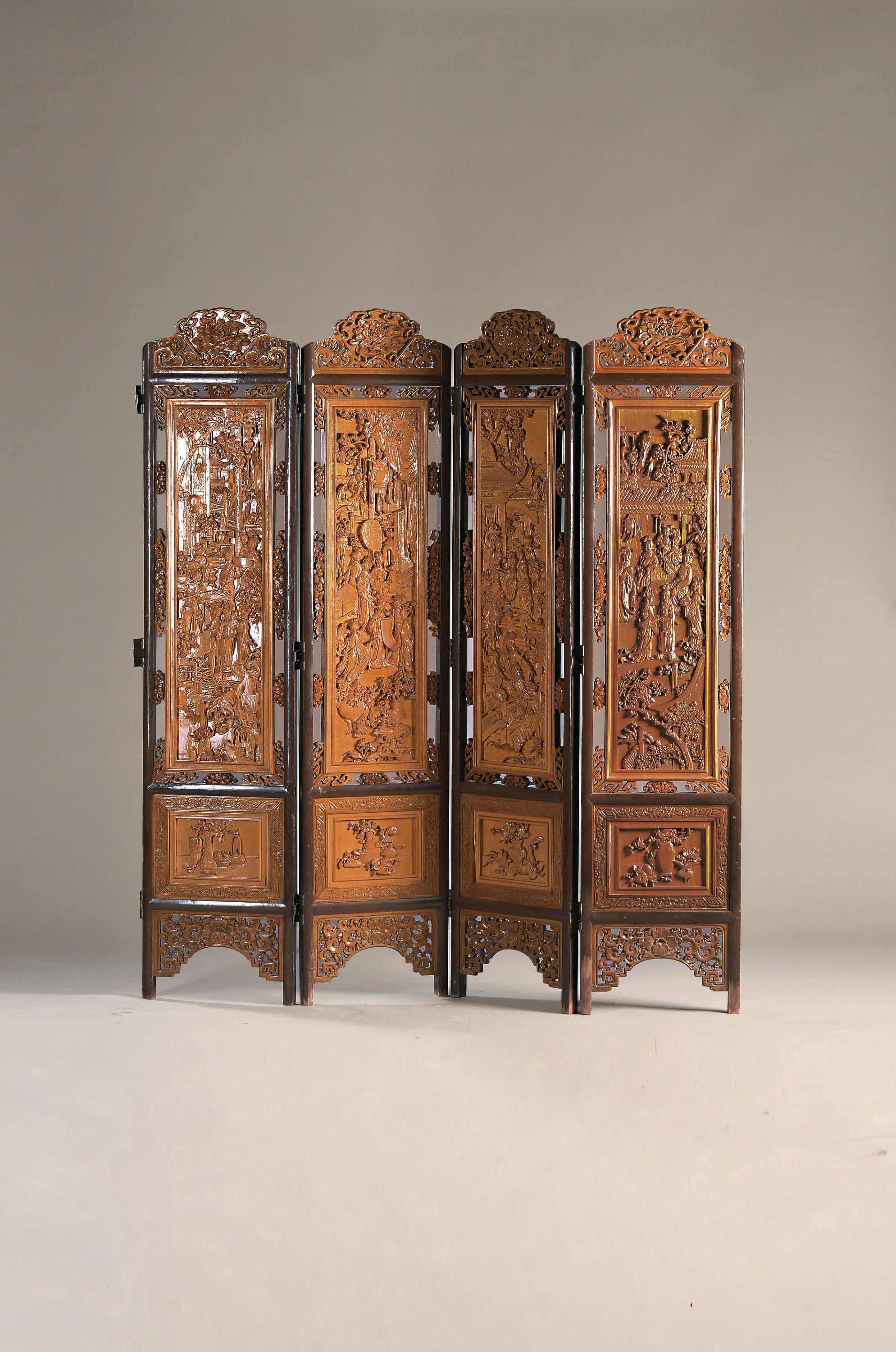 Image 27049082 - Paravent, China, 20. Jh., Buchsbaum, 8 Füllungen reich und tief geschnitzt mit ...