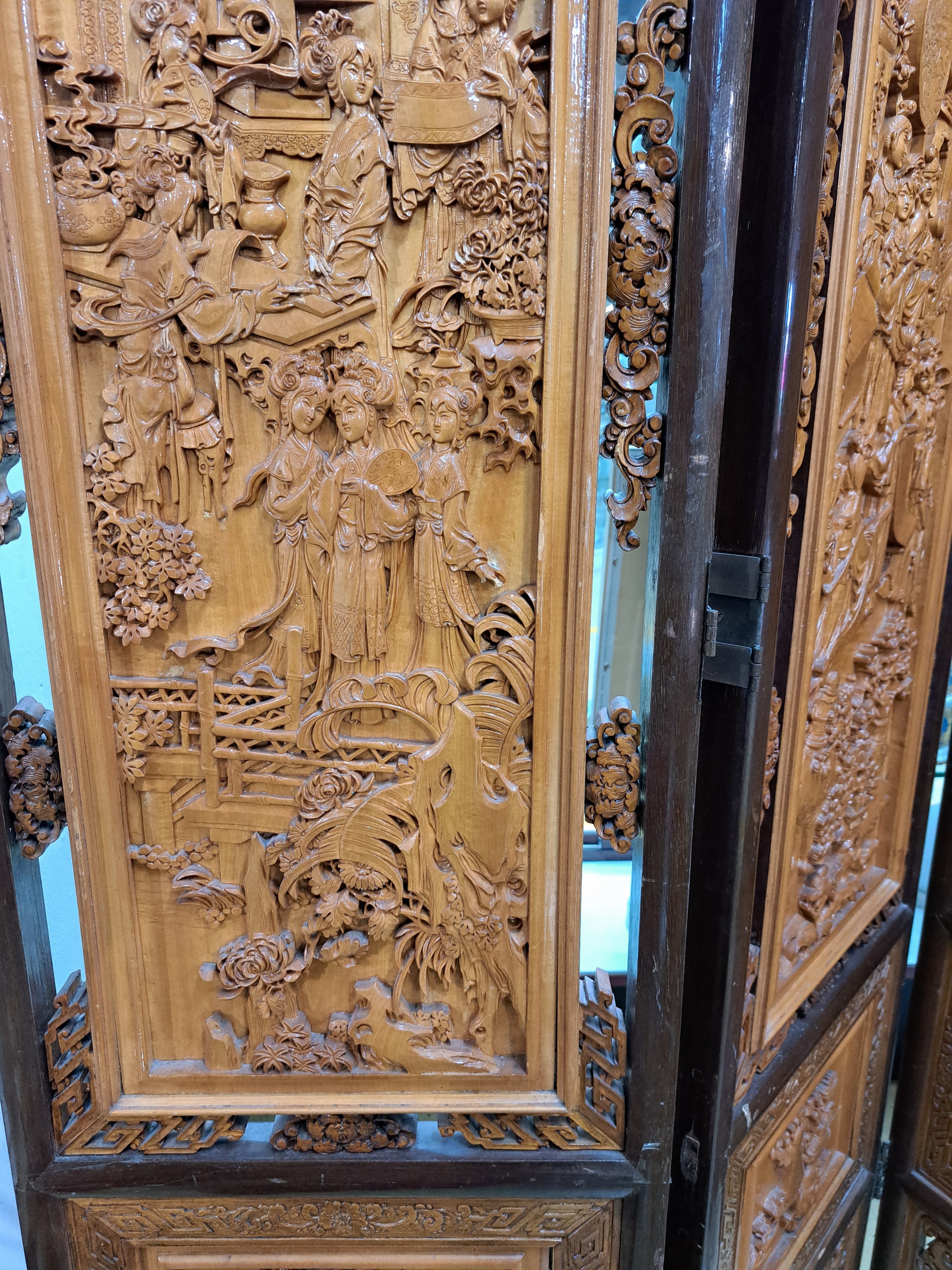 Detail c: Paravent, China, 20. Jh., Buchsbaum, 8 Füllungen reich und tief geschnitzt mit vielfigurigen Szenen, umrandet von Lotus und Ornamenten, je Element ...
