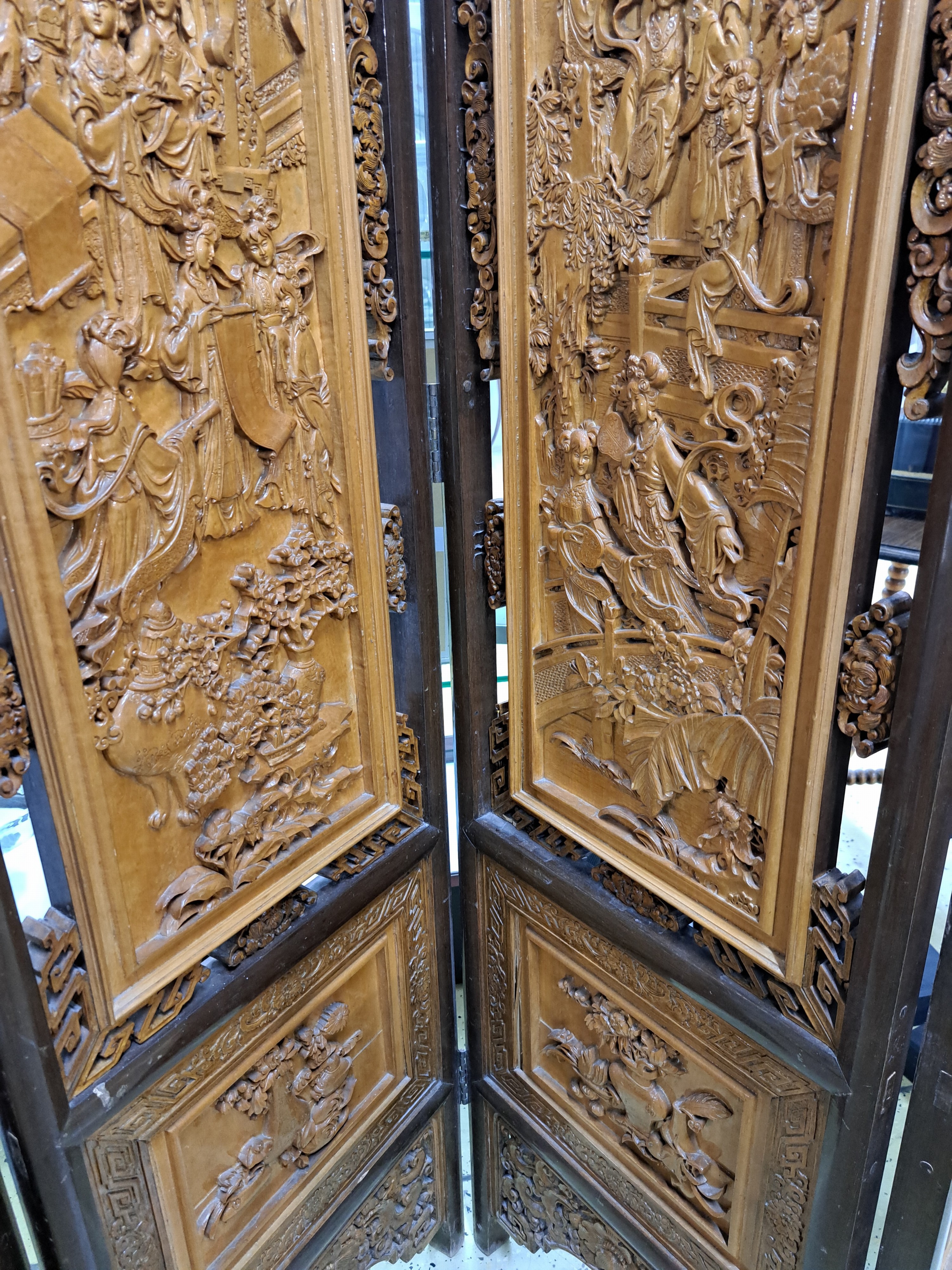 Detail f: Paravent, China, 20. Jh., Buchsbaum, 8 Füllungen reich und tief geschnitzt mit vielfigurigen Szenen, umrandet von Lotus und Ornamenten, je Element ...