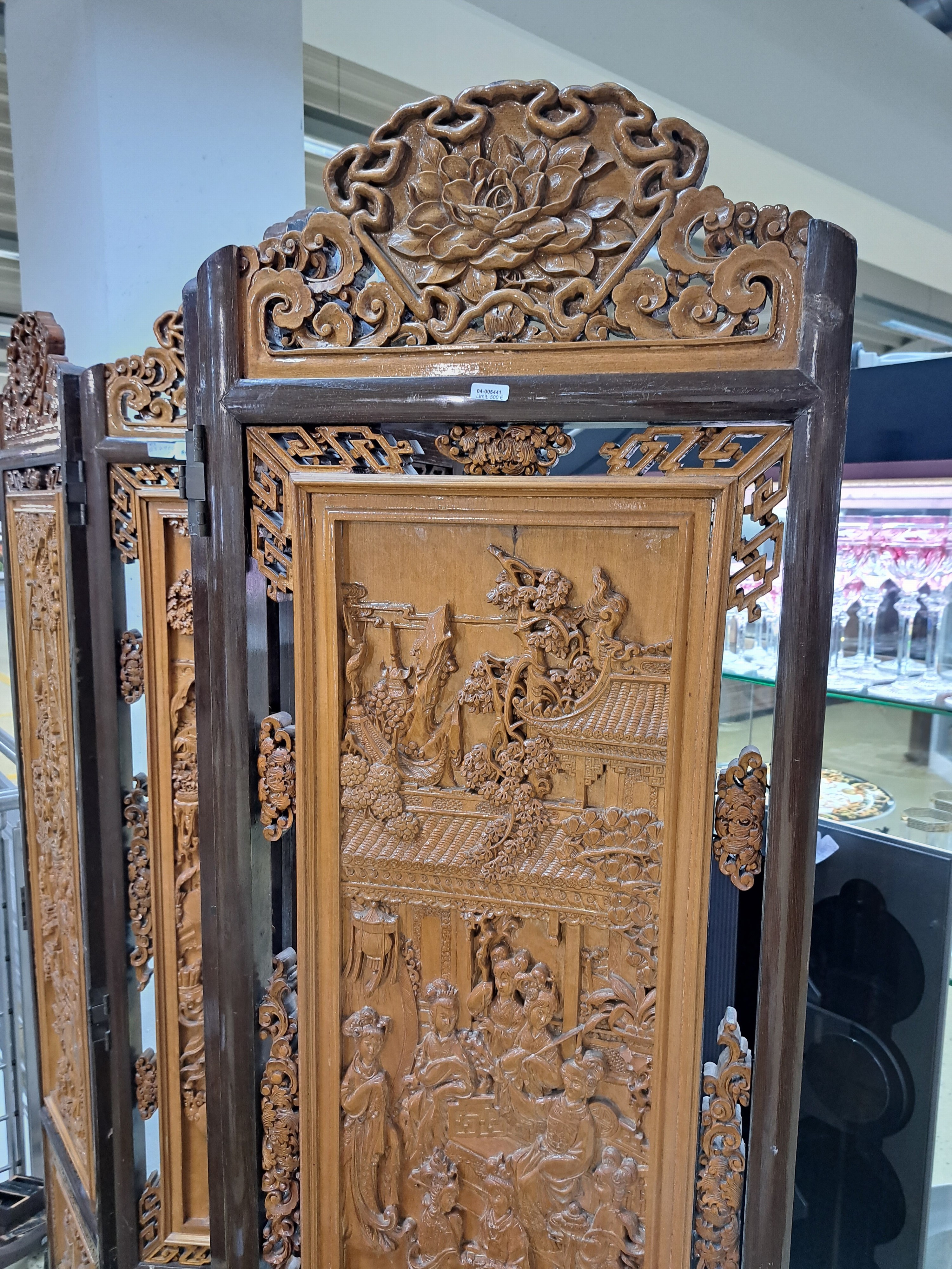 Detail h: Paravent, China, 20. Jh., Buchsbaum, 8 Füllungen reich und tief geschnitzt mit vielfigurigen Szenen, umrandet von Lotus und Ornamenten, je Element ...