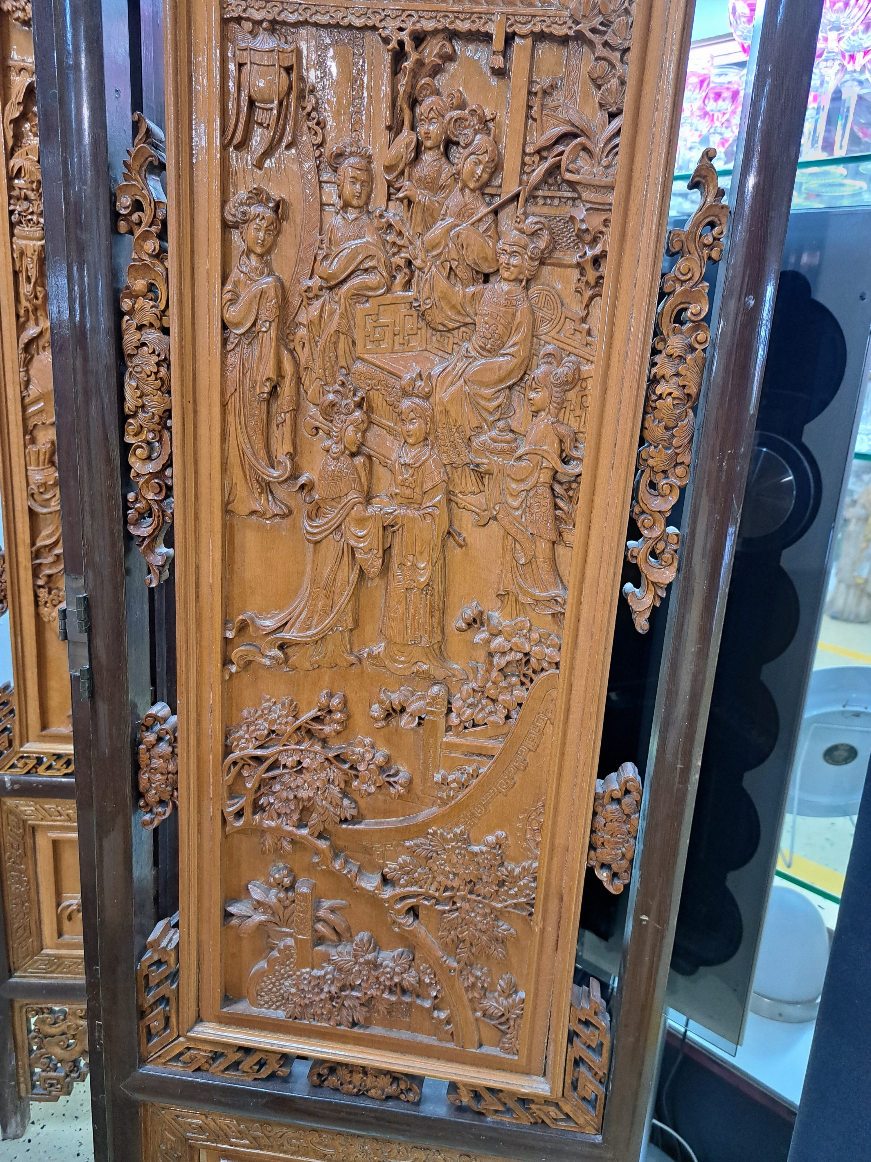 Detail i: Paravent, China, 20. Jh., Buchsbaum, 8 Füllungen reich und tief geschnitzt mit vielfigurigen Szenen, umrandet von Lotus und Ornamenten, je Element ...