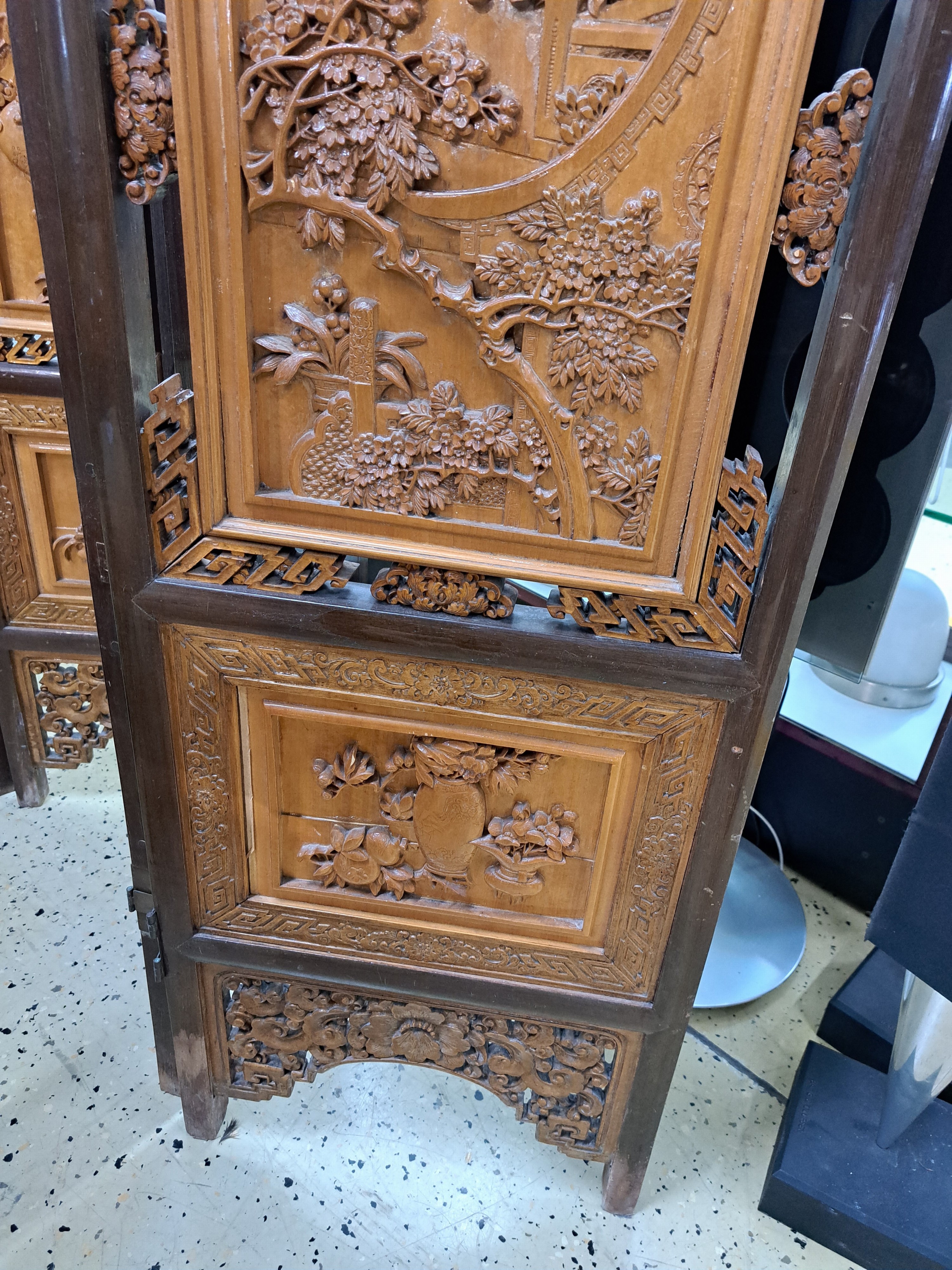 Detail j: Paravent, China, 20. Jh., Buchsbaum, 8 Füllungen reich und tief geschnitzt mit vielfigurigen Szenen, umrandet von Lotus und Ornamenten, je Element ...