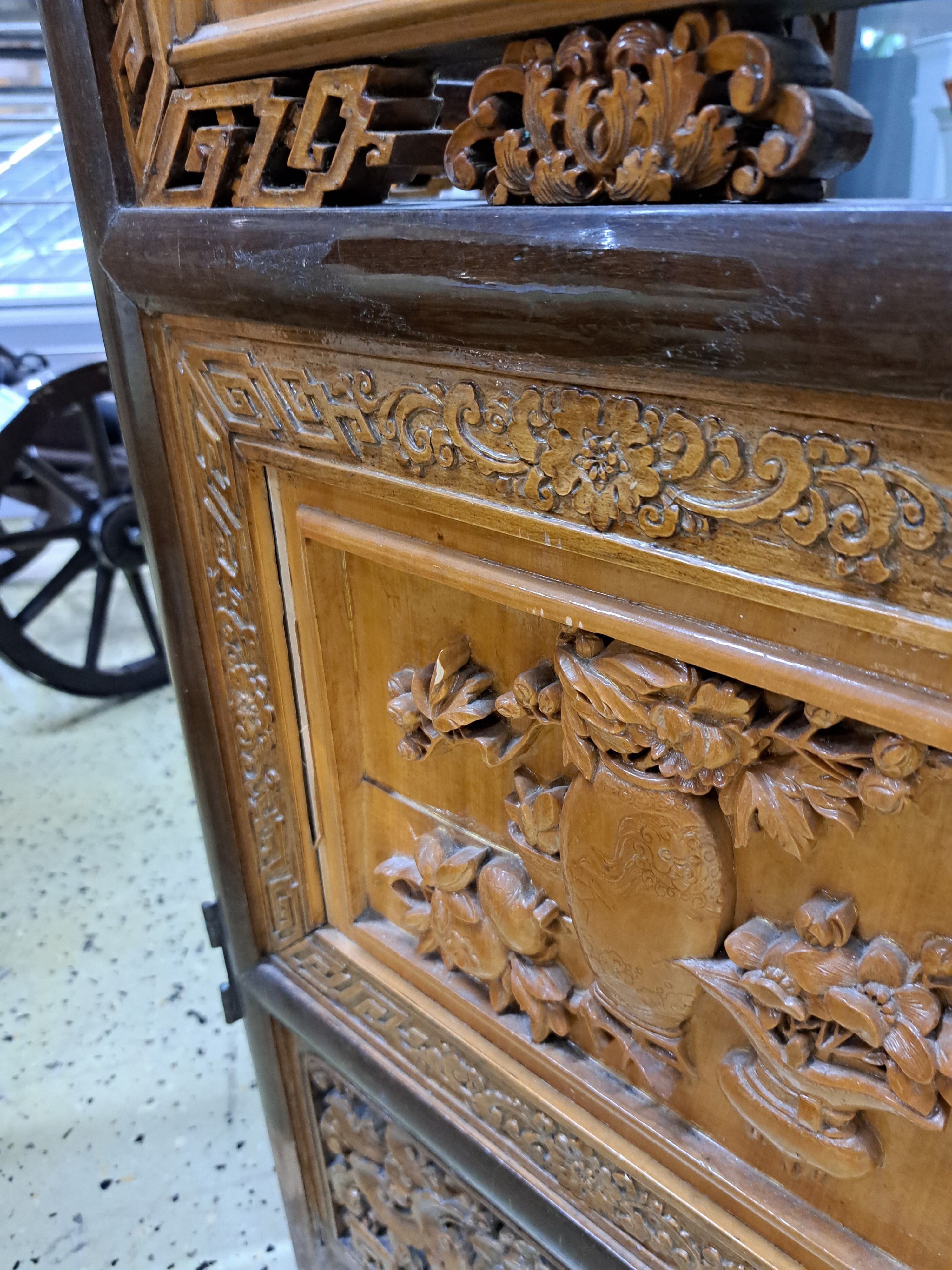 Detail k: Paravent, China, 20. Jh., Buchsbaum, 8 Füllungen reich und tief geschnitzt mit vielfigurigen Szenen, umrandet von Lotus und Ornamenten, je Element ...