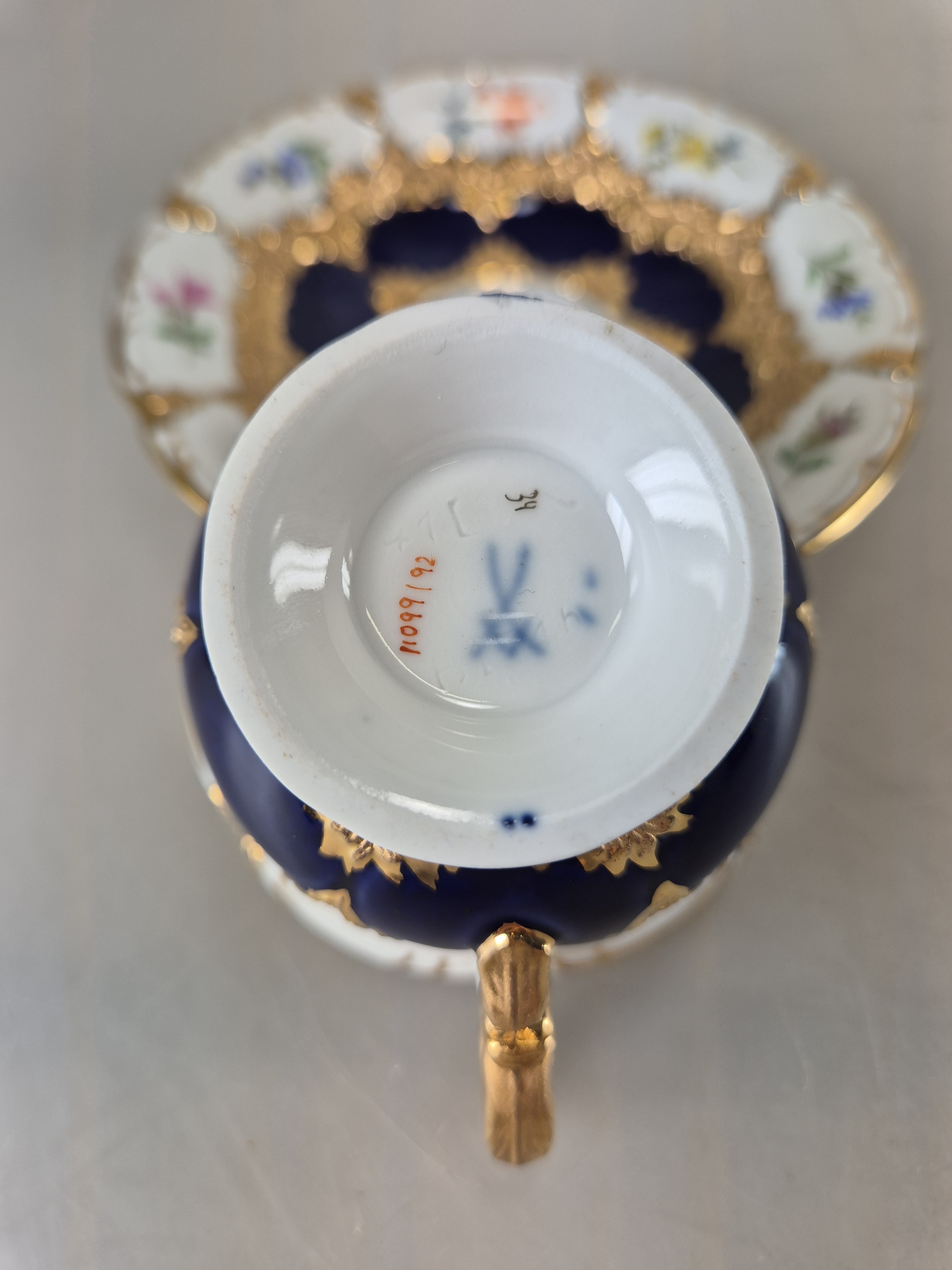 Detail c: Mokkaservice für 8 Personen, Meissen, 2.H.20.Jh., 2. Wahl, B-Form, kobaltblau, bemalt im Dekor gestreute Blümchen, Matt- und Glanzvergoldung: ...