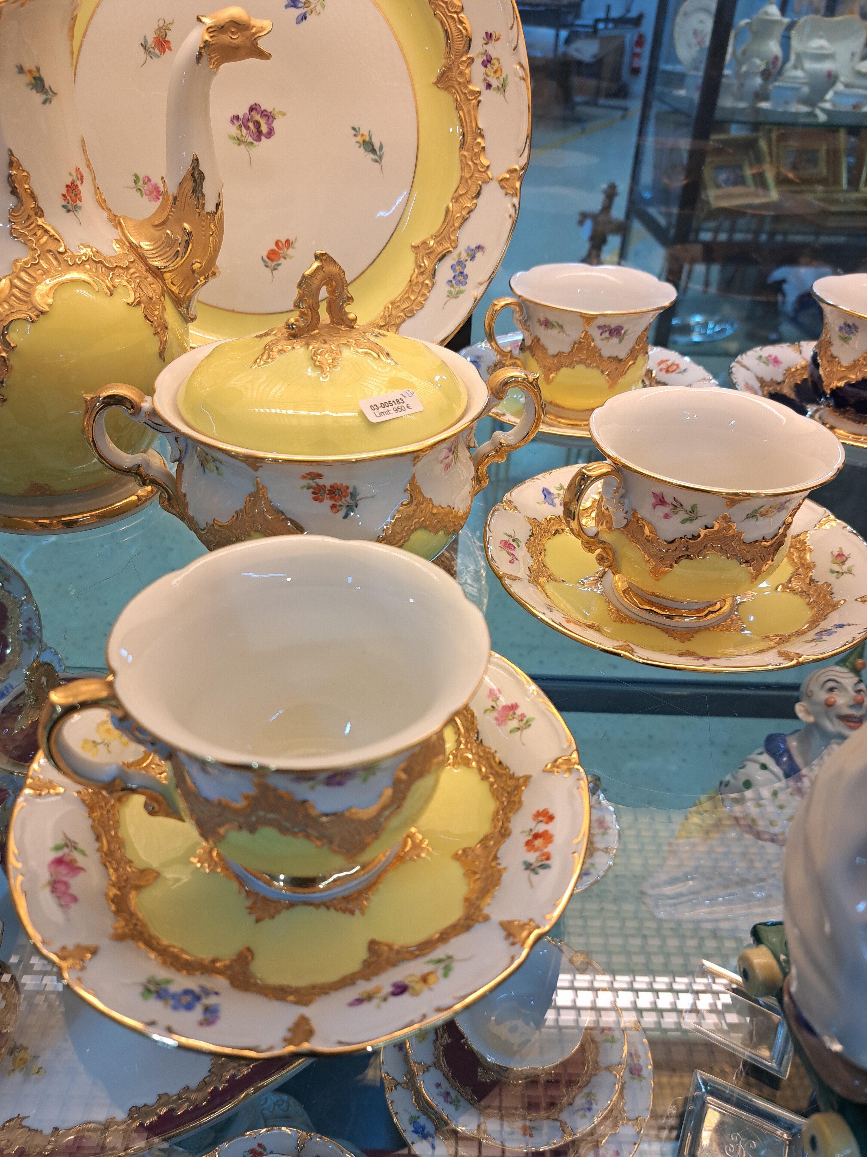 Detail a: Kaffeeservice für 6 Personen, Meissen, 2.H.20. Jh., 2. Wahl, B-Form, bemalt im Dekor gestreute Blümchen, zitronengelber Fond, Matt- und ...