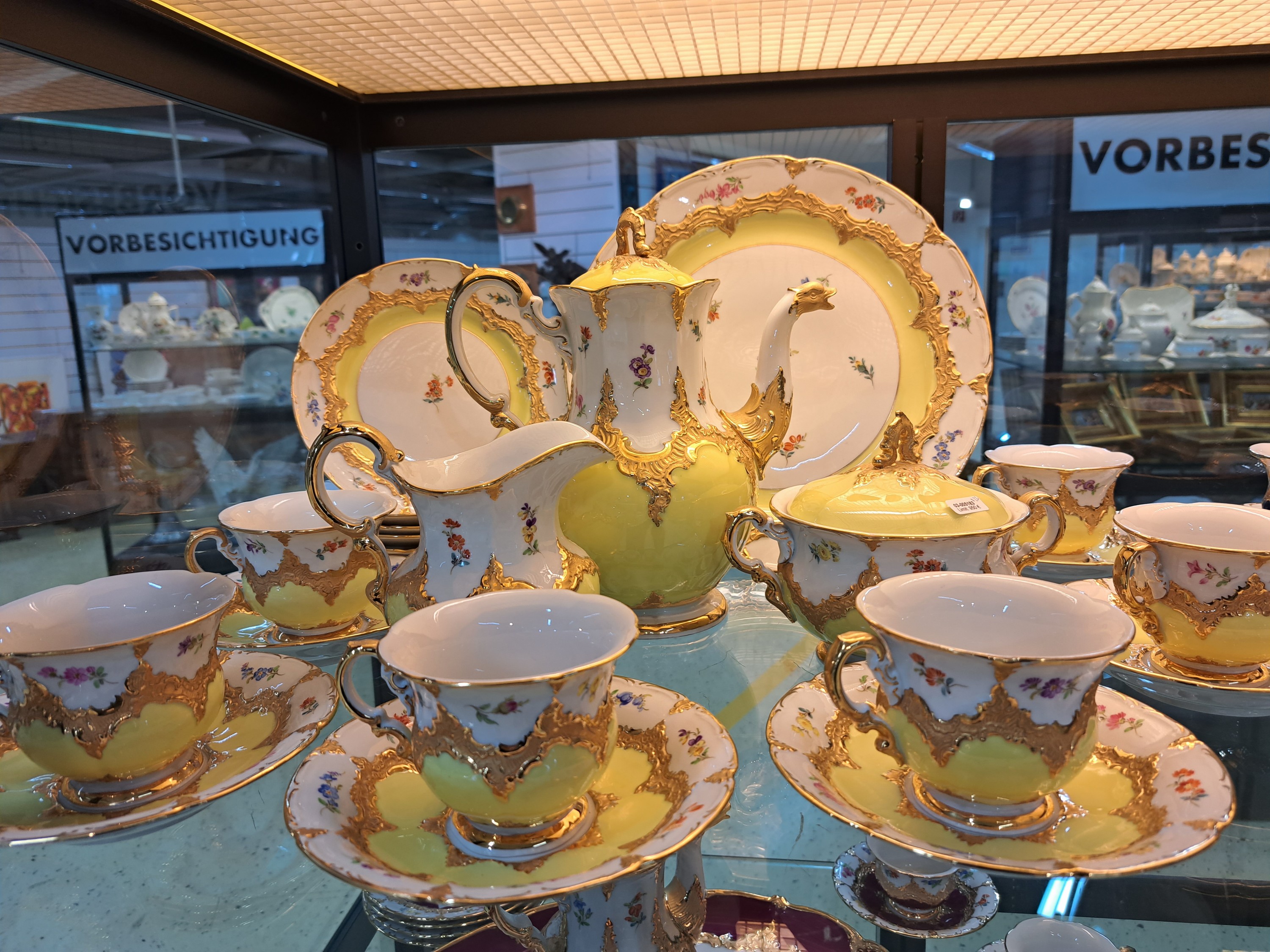 Detail e: Kaffeeservice für 6 Personen, Meissen, 2.H.20. Jh., 2. Wahl, B-Form, bemalt im Dekor gestreute Blümchen, zitronengelber Fond, Matt- und ...