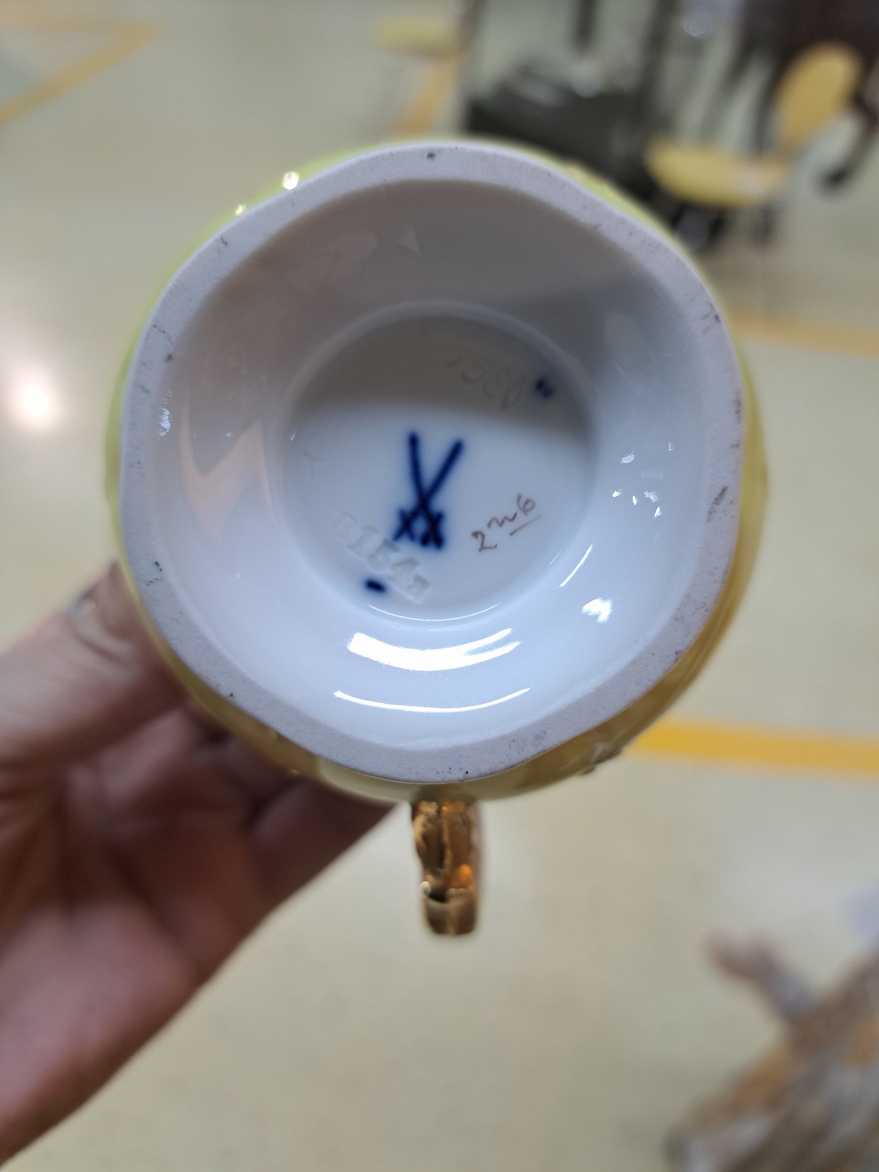 Detail g: Kaffeeservice für 6 Personen, Meissen, 2.H.20. Jh., 2. Wahl, B-Form, bemalt im Dekor gestreute Blümchen, zitronengelber Fond, Matt- und ...
