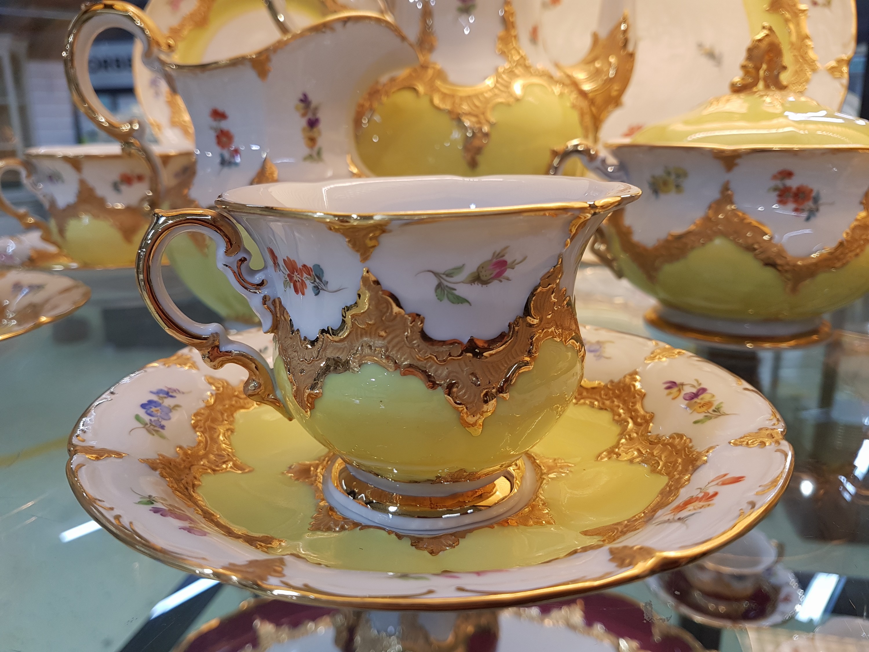 Detail h: Kaffeeservice für 6 Personen, Meissen, 2.H.20. Jh., 2. Wahl, B-Form, bemalt im Dekor gestreute Blümchen, zitronengelber Fond, Matt- und ...
