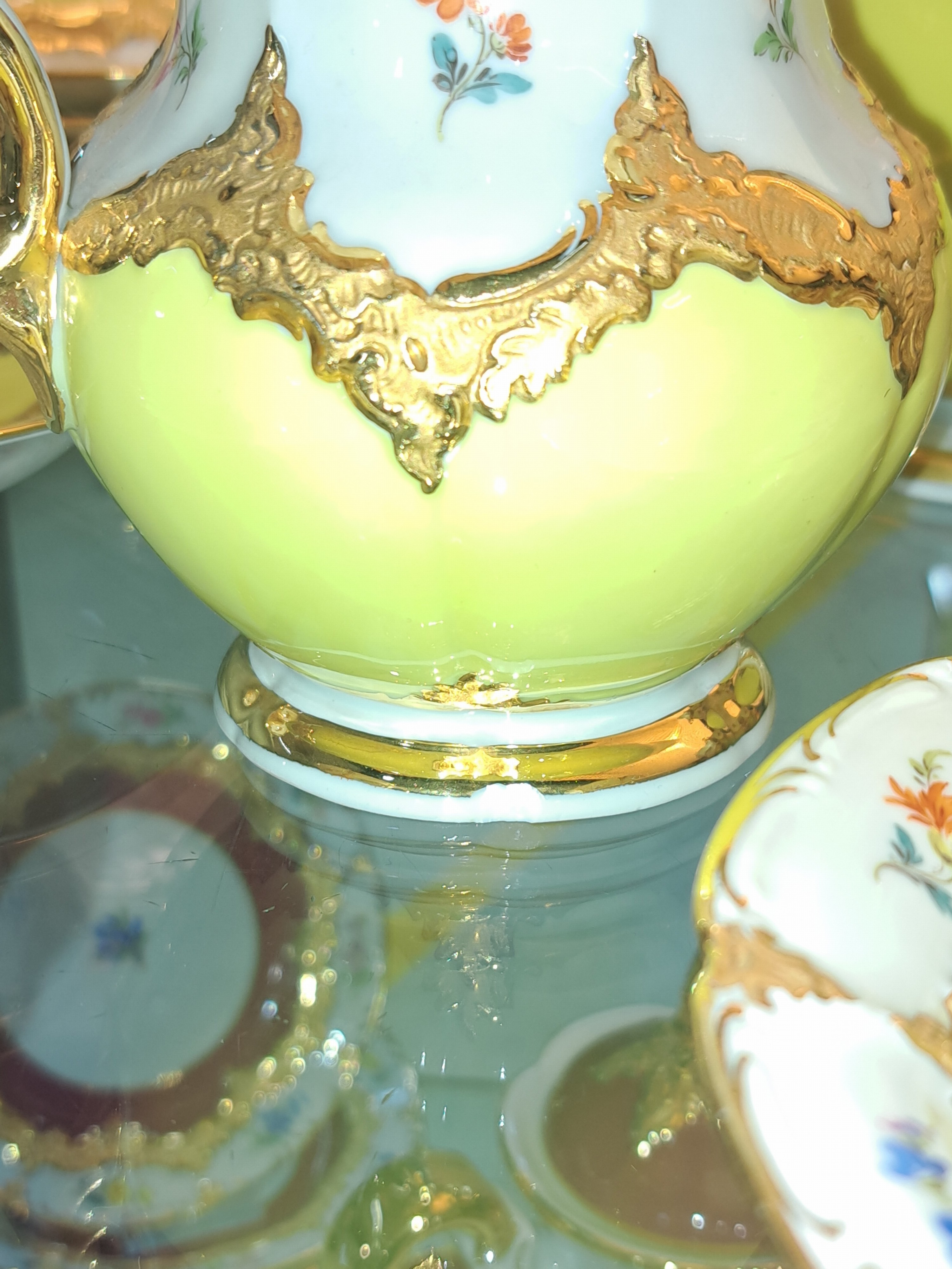 Detail i: Kaffeeservice für 6 Personen, Meissen, 2.H.20. Jh., 2. Wahl, B-Form, bemalt im Dekor gestreute Blümchen, zitronengelber Fond, Matt- und ...