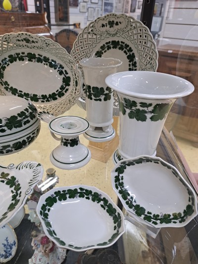 27049022a - 18 Teile Porzellan, Meissen, 20. Jh., Dekor voller grüner Weinkranz, 1. Wahl: ...