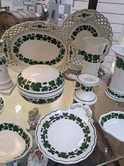 27049022b - 18 Teile Porzellan, Meissen, 20. Jh., Dekor voller grüner Weinkranz, 1. Wahl: ...
