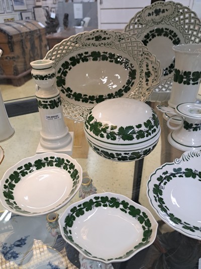 27049022c - 18 Teile Porzellan, Meissen, 20. Jh., Dekor voller grüner Weinkranz, 1. Wahl: ...