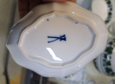 27049022d - 18 Teile Porzellan, Meissen, 20. Jh., Dekor voller grüner Weinkranz, 1. Wahl: ...