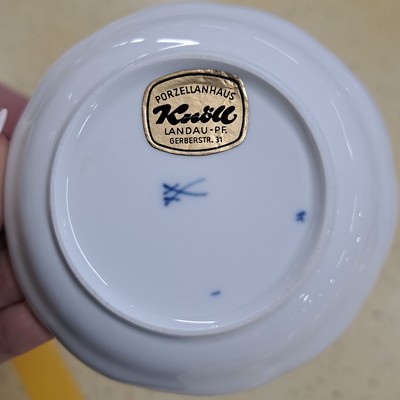 27049022e - 18 Teile Porzellan, Meissen, 20. Jh., Dekor voller grüner Weinkranz, 1. Wahl: ...