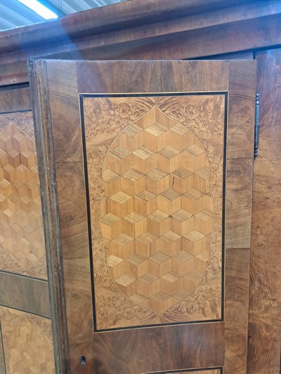 27049056b - Biedermeierschrank, um 1830/40, Nußbaumfurnier, Türen mit aufwendigen Würfelintarsien ...