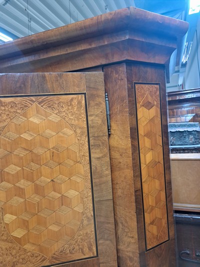 27049056c - Biedermeierschrank, um 1830/40, Nußbaumfurnier, Türen mit aufwendigen Würfelintarsien ...