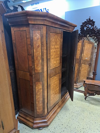 27049056d - Biedermeierschrank, um 1830/40, Nußbaumfurnier, Türen mit aufwendigen Würfelintarsien ...