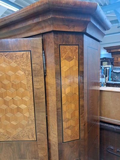 27049056g - Biedermeierschrank, um 1830/40, Nußbaumfurnier, Türen mit aufwendigen Würfelintarsien ...