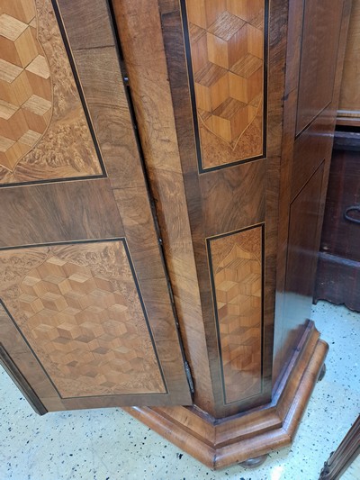 27049056h - Biedermeierschrank, um 1830/40, Nußbaumfurnier, Türen mit aufwendigen Würfelintarsien ...