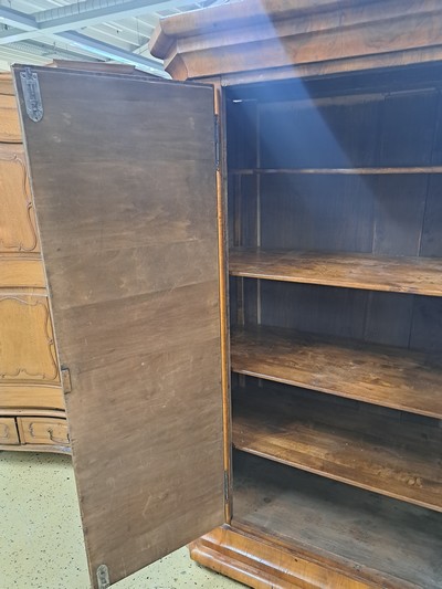 27049056i - Biedermeierschrank, um 1830/40, Nußbaumfurnier, Türen mit aufwendigen Würfelintarsien ...