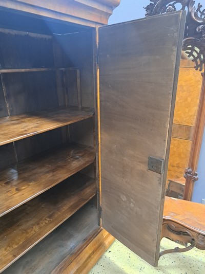 27049056j - Biedermeierschrank, um 1830/40, Nußbaumfurnier, Türen mit aufwendigen Würfelintarsien ...