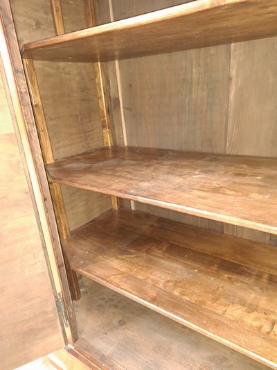 27049056n - Biedermeierschrank, um 1830/40, Nußbaumfurnier, Türen mit aufwendigen Würfelintarsien ...