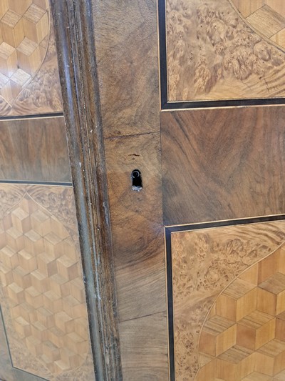 27049056o - Biedermeierschrank, um 1830/40, Nußbaumfurnier, Türen mit aufwendigen Würfelintarsien ...