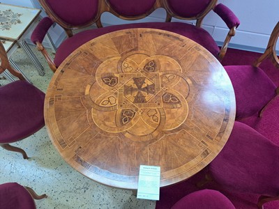 27049060a - Sitzgruppe, um 1860, bestehend aus 6 Stühlen, Sofa und einem Tisch, Nußbaumfurnier, ...