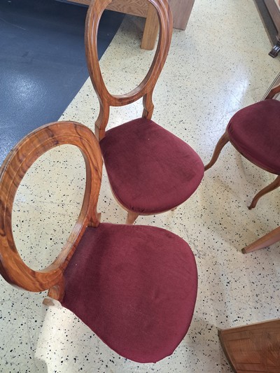 27049060c - Sitzgruppe, um 1860, bestehend aus 6 Stühlen, Sofa und einem Tisch, Nußbaumfurnier, ...