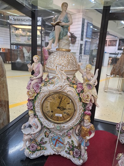 27049073a - Große Porzellanpendule mit Sockel Müller & Co., Volkstedt, Mitte 20. Jh., fünf ...