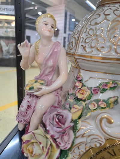 27049073d - Große Porzellanpendule mit Sockel Müller & Co., Volkstedt, Mitte 20. Jh., fünf ...