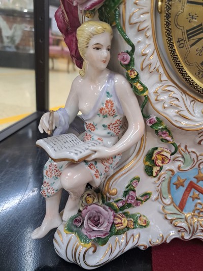 27049073e - Große Porzellanpendule mit Sockel Müller & Co., Volkstedt, Mitte 20. Jh., fünf ...