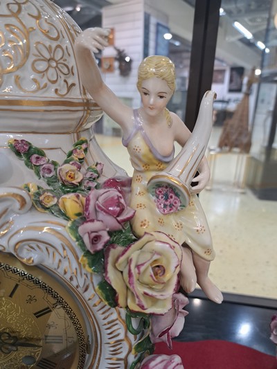 27049073g - Große Porzellanpendule mit Sockel Müller & Co., Volkstedt, Mitte 20. Jh., fünf ...