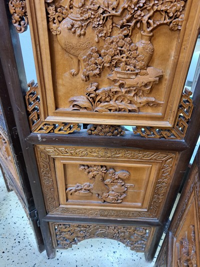 27049082l - Paravent, China, 20. Jh., Buchsbaum, 8 Füllungen reich und tief geschnitzt mit ...