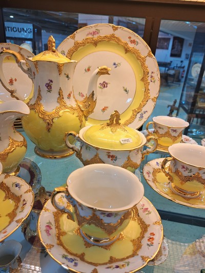 27049095b - Kaffeeservice für 6 Personen, Meissen, 2.H.20. Jh., 2. Wahl, B-Form, bemalt im Dekor ...