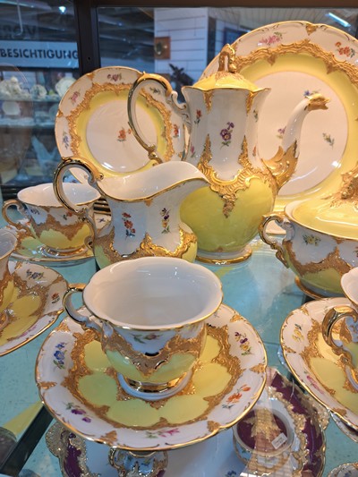 27049095c - Kaffeeservice für 6 Personen, Meissen, 2.H.20. Jh., 2. Wahl, B-Form, bemalt im Dekor ...