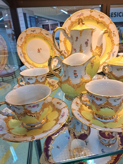 27049095d - Kaffeeservice für 6 Personen, Meissen, 2.H.20. Jh., 2. Wahl, B-Form, bemalt im Dekor ...