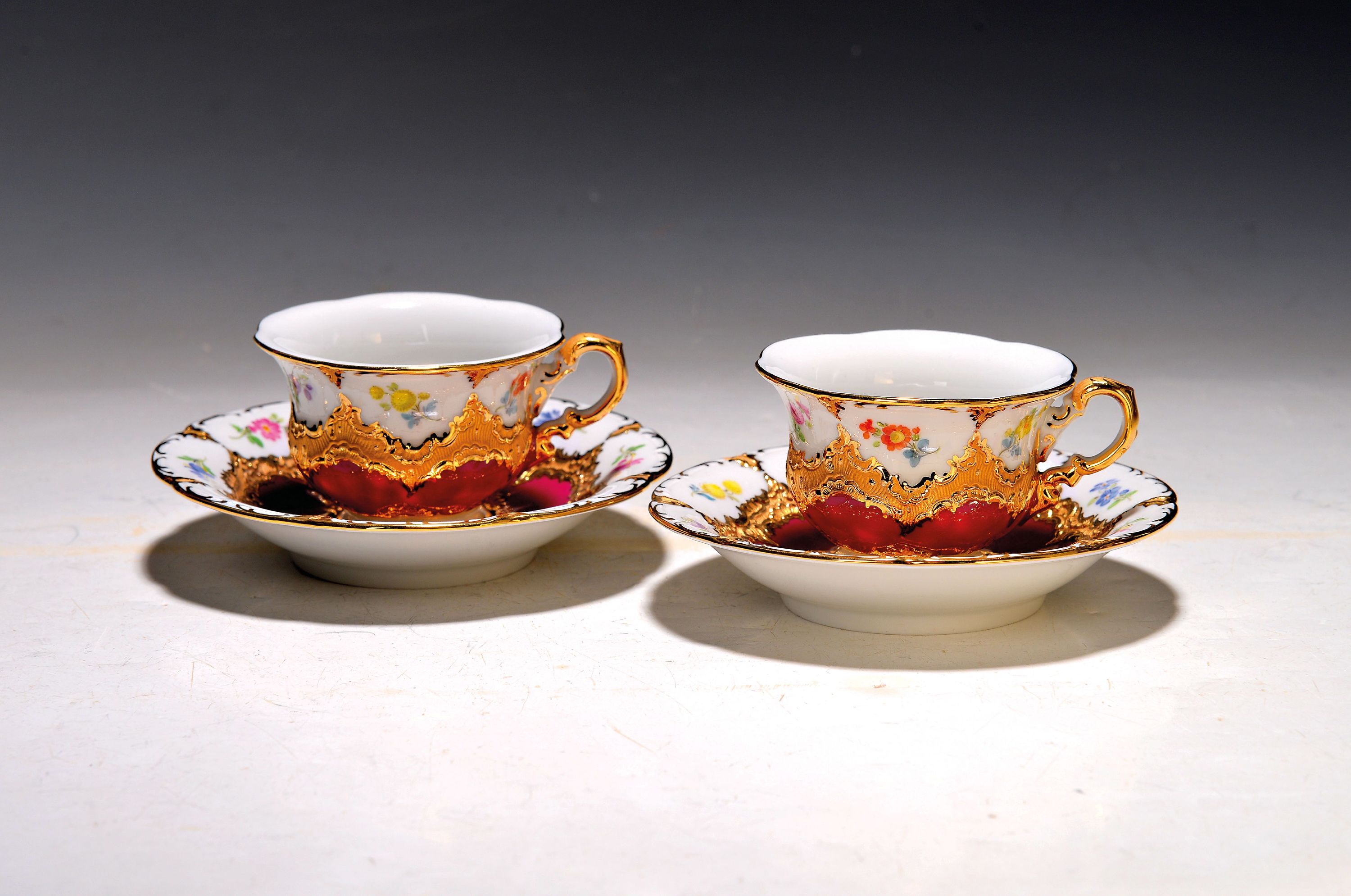 Image 27049109 - Zwei Mokkatassen mit Untertassen, Meissen, 2.H.20.Jh., B-Form, purpurroter Fond, bemalt ...