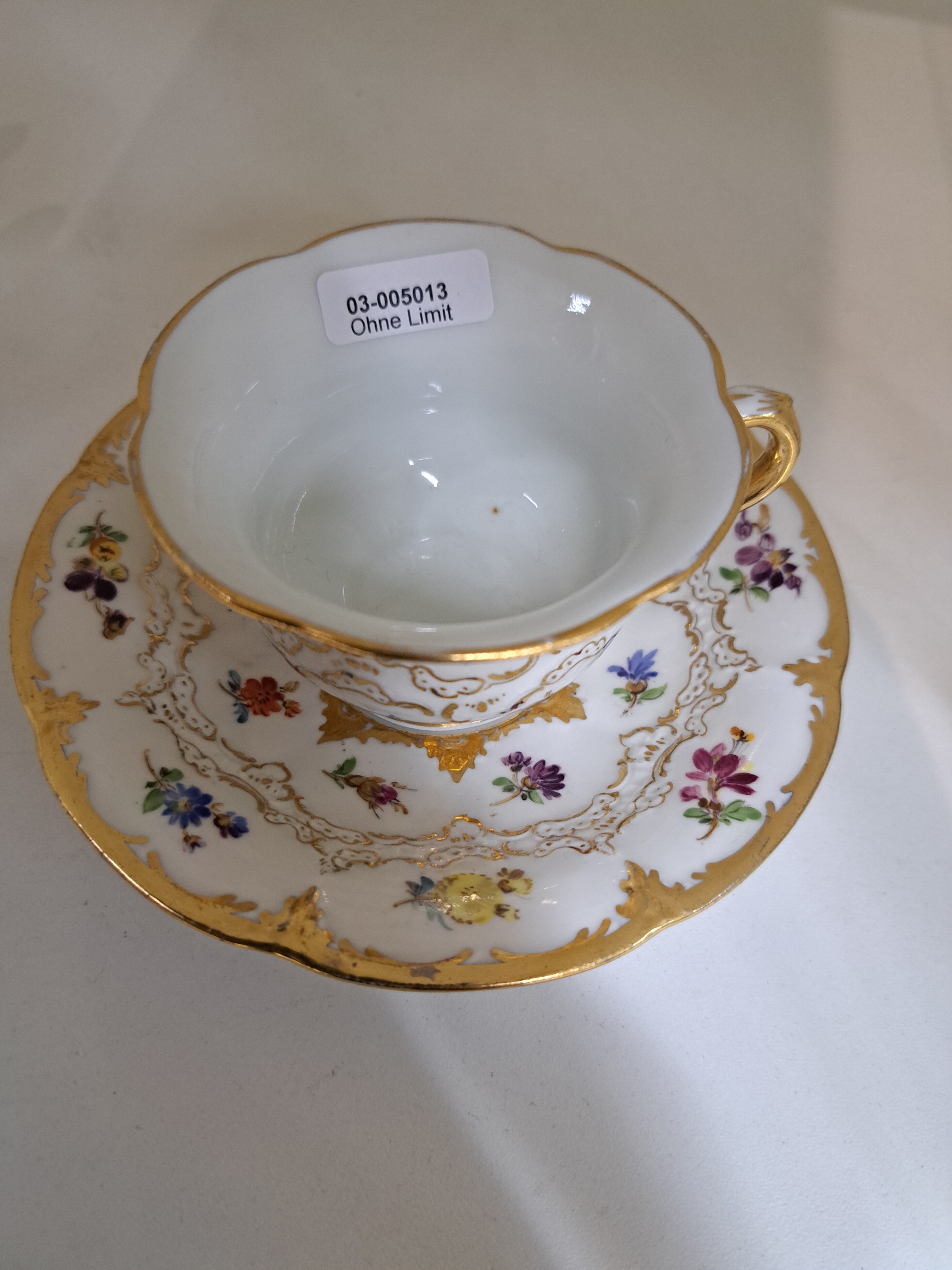 Detail a: Mokkatasse mit Untertasse, Meissen, 2.H.20.Jh., B-Form, bemalt im Dekor gestreute Blümchen, Goldstaffage, 2. Wahl
