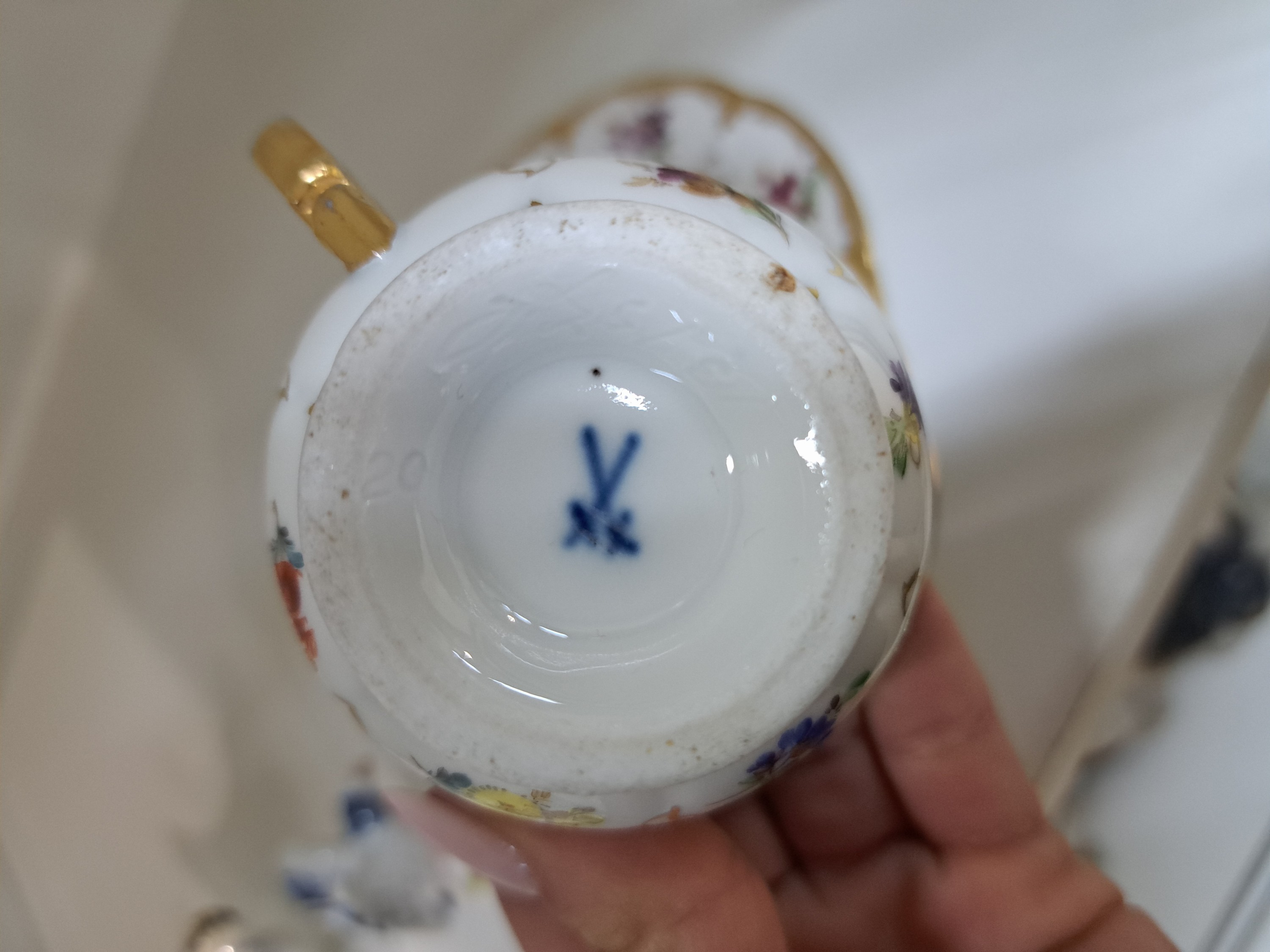 Detail b: Mokkatasse mit Untertasse, Meissen, 2.H.20.Jh., B-Form, bemalt im Dekor gestreute Blümchen, Goldstaffage, 2. Wahl