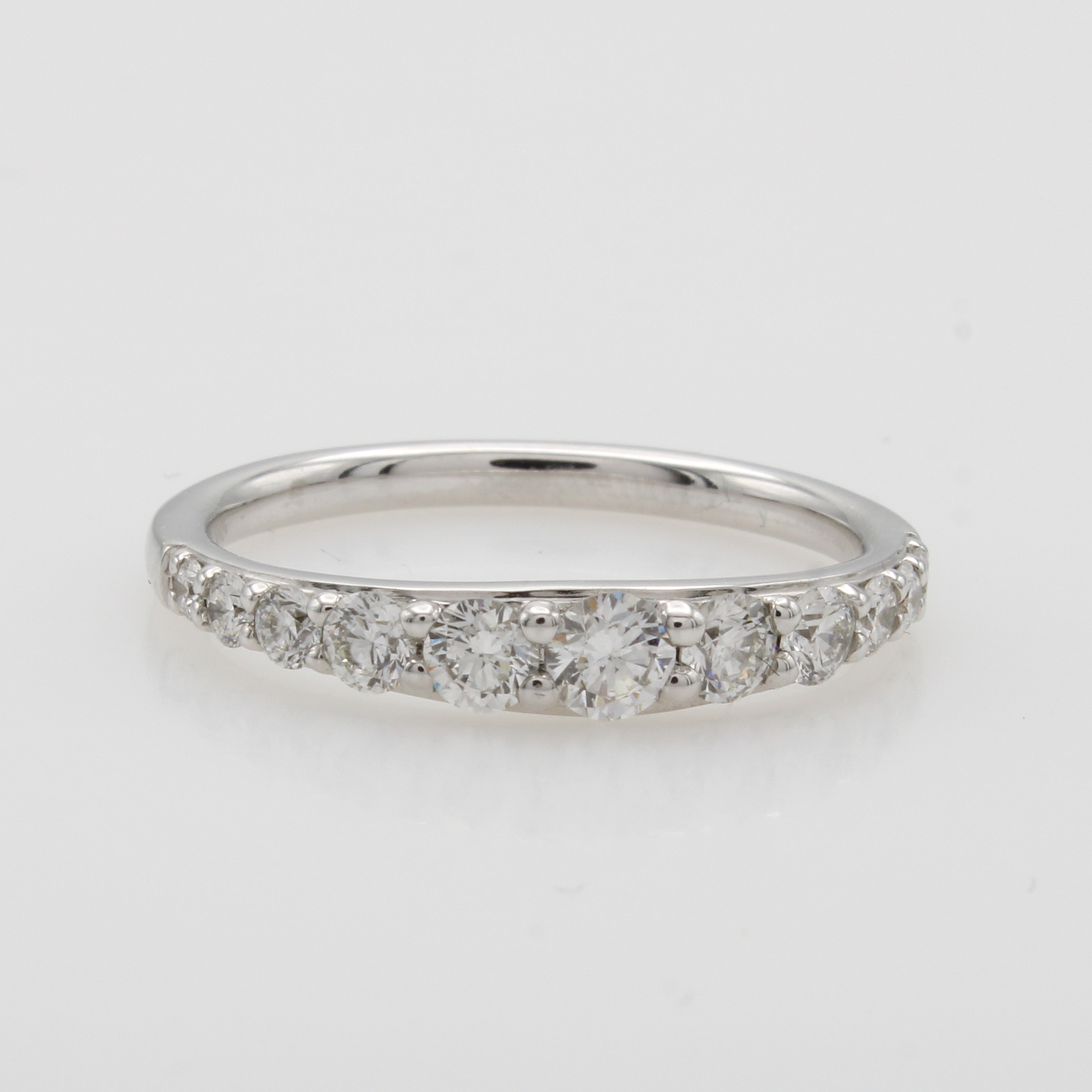 Image 27049111 - Ring mit Brillanten, WG 585/000, 11 Brill. im Verlauf zus. ca. 0.70 ct Weiß/si, RW ca. ...