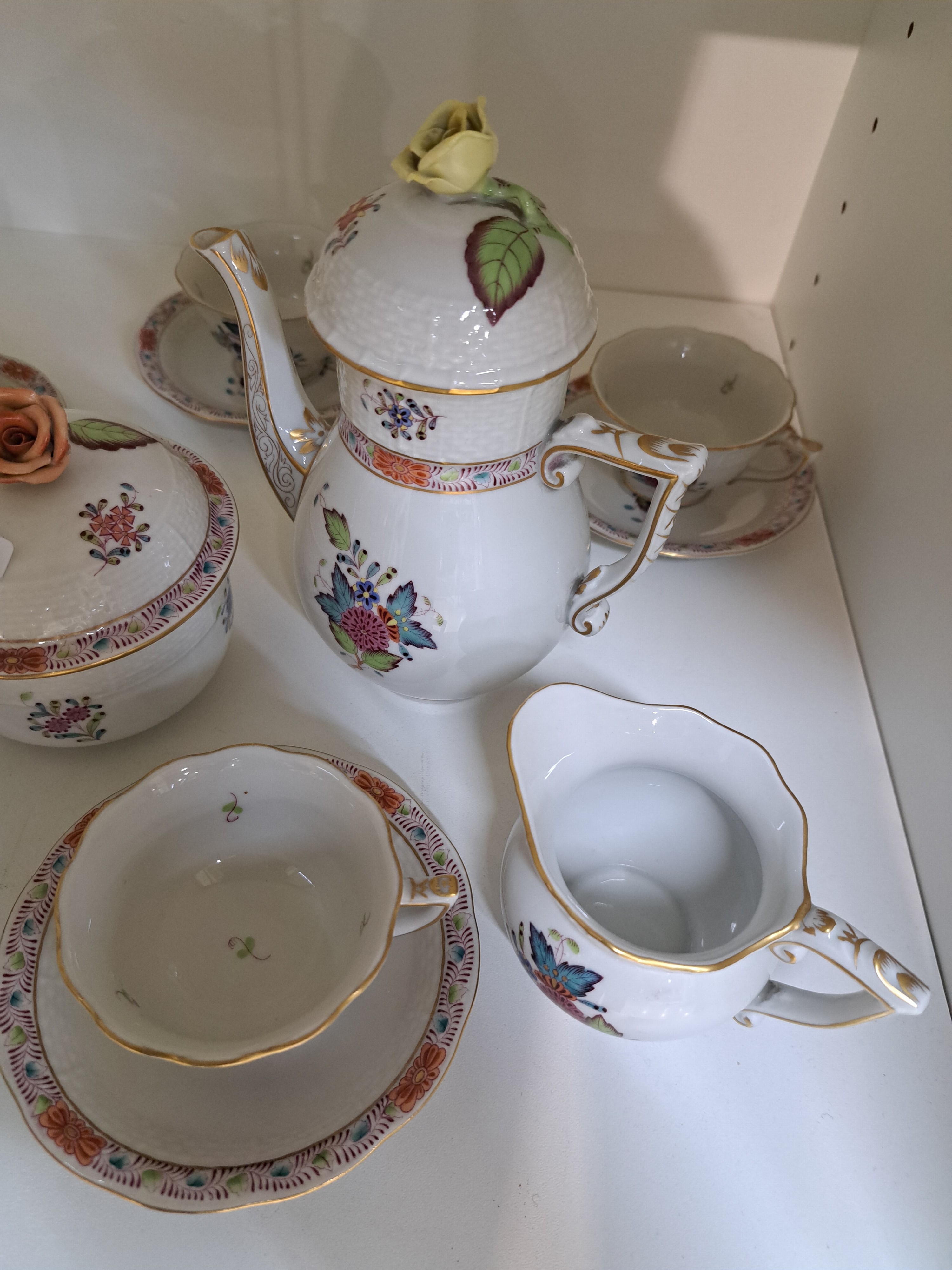 Detail a: Mokkaservice, Herend, Ungarn, Apponyi bunt, Goldstaffage, Mokkakanne, Zuckerdose und Sahnegiesser, 5 Tassen mit UT, min. Gebr.-sp.