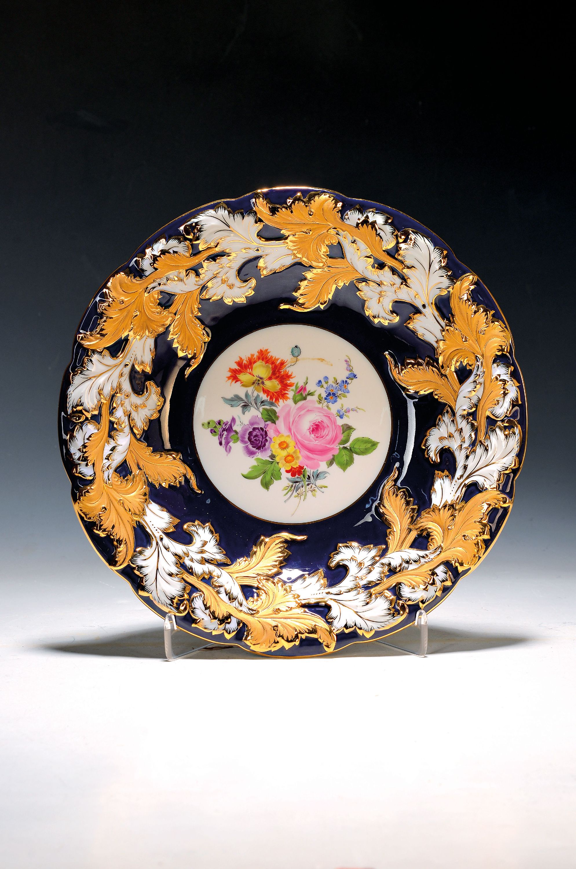 Image 27049119 - Prunkschale, Meissen, 2.H.20.Jh., kobaltblauer, Fond, Fahne mit Blattrelief, Matt- und ...