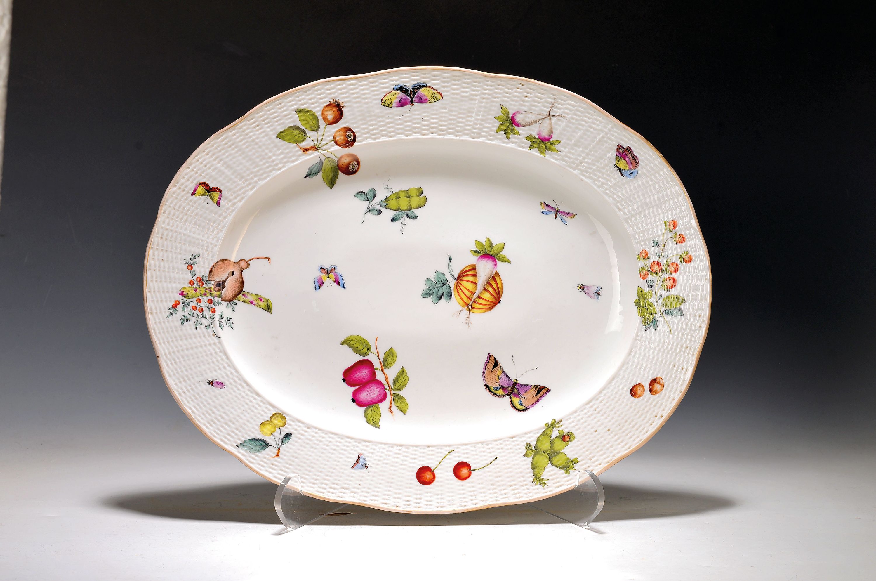 Image 27049121 - Große Anbietplatte, Tata, Ungarn, Eugen Farkashazi-Fischer, um 1890, Porzellan, Fahne ...