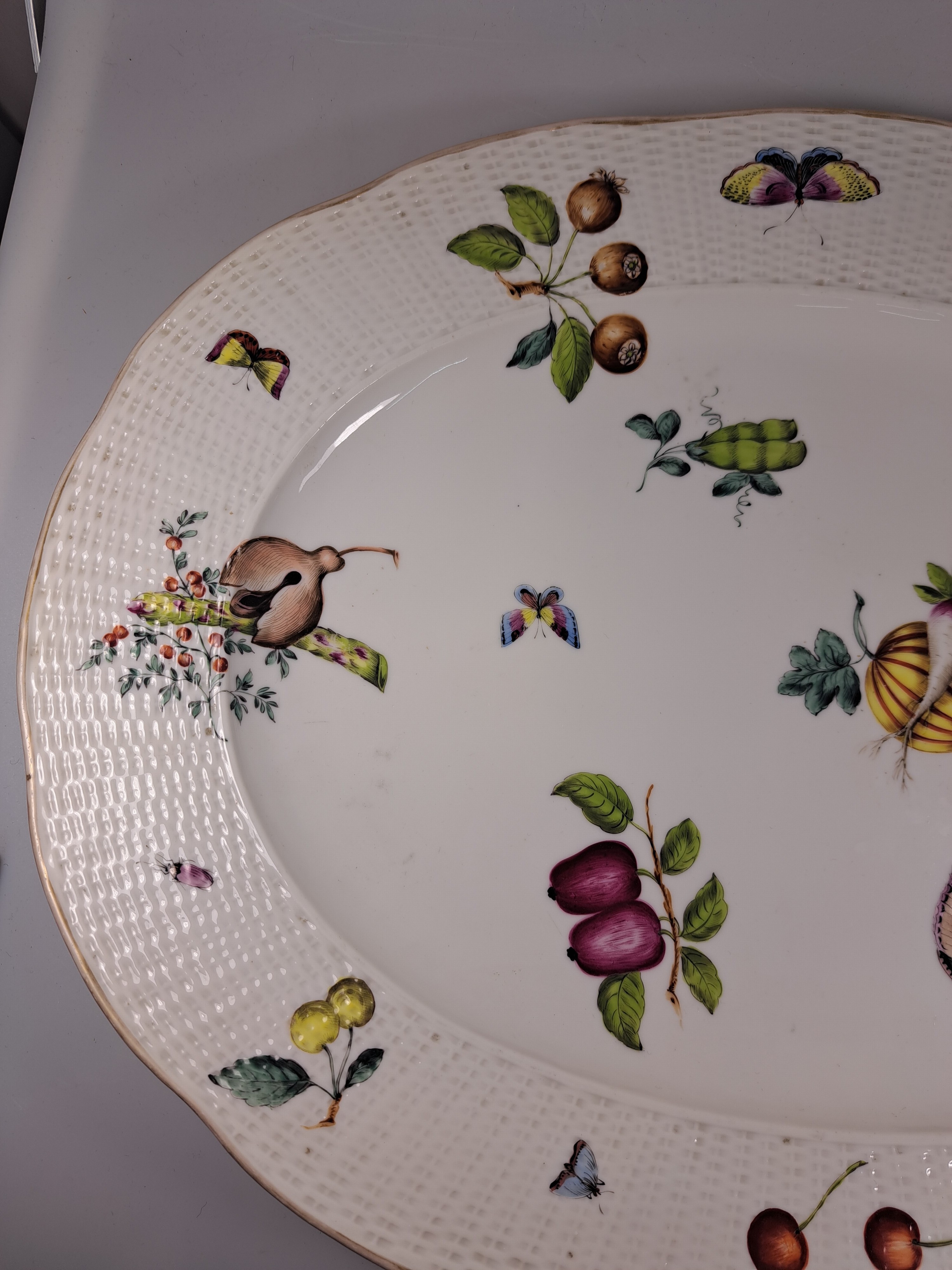 Detail a: Große Anbietplatte, Tata, Ungarn, Eugen Farkashazi-Fischer, um 1890, Porzellan, Fahne mit Korbrelief, qualitätvolle polychrome Bemalung von Obst ...