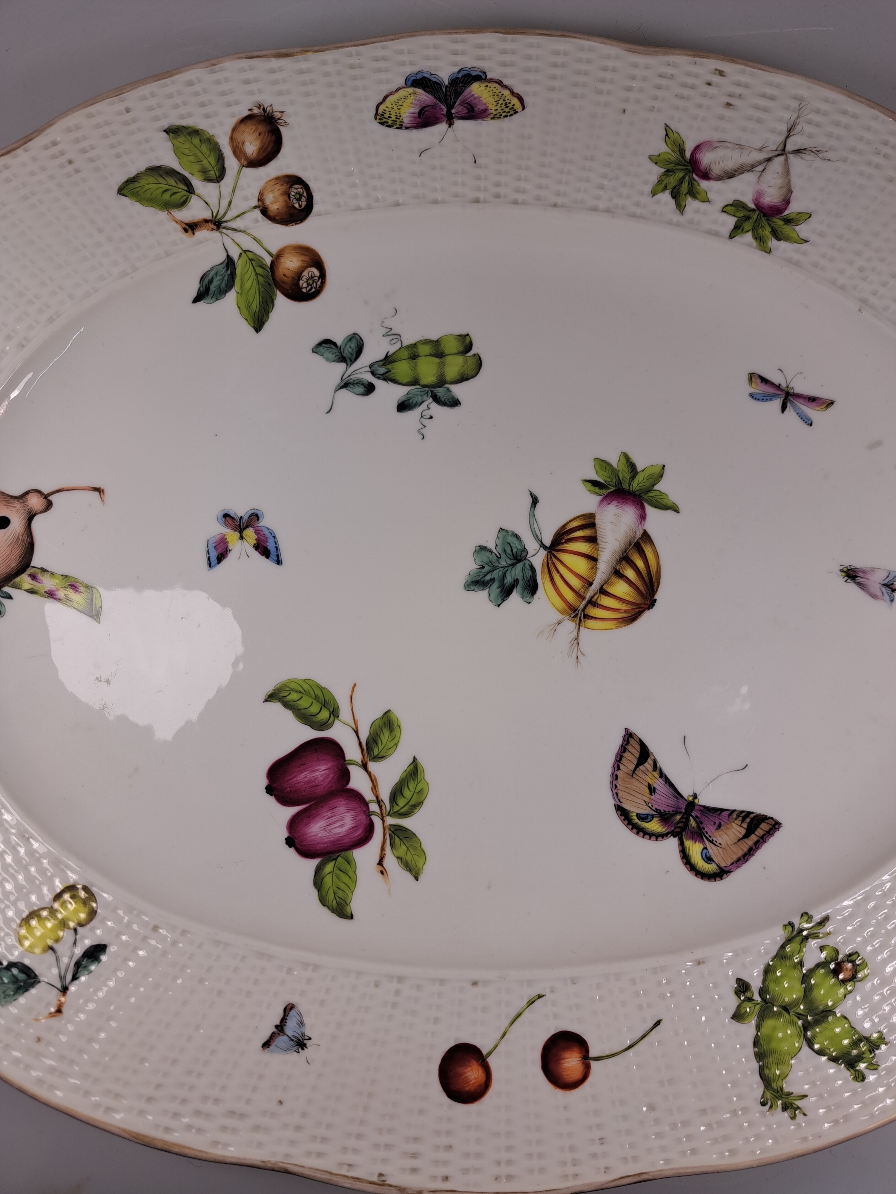 Detail b: Große Anbietplatte, Tata, Ungarn, Eugen Farkashazi-Fischer, um 1890, Porzellan, Fahne mit Korbrelief, qualitätvolle polychrome Bemalung von Obst ...