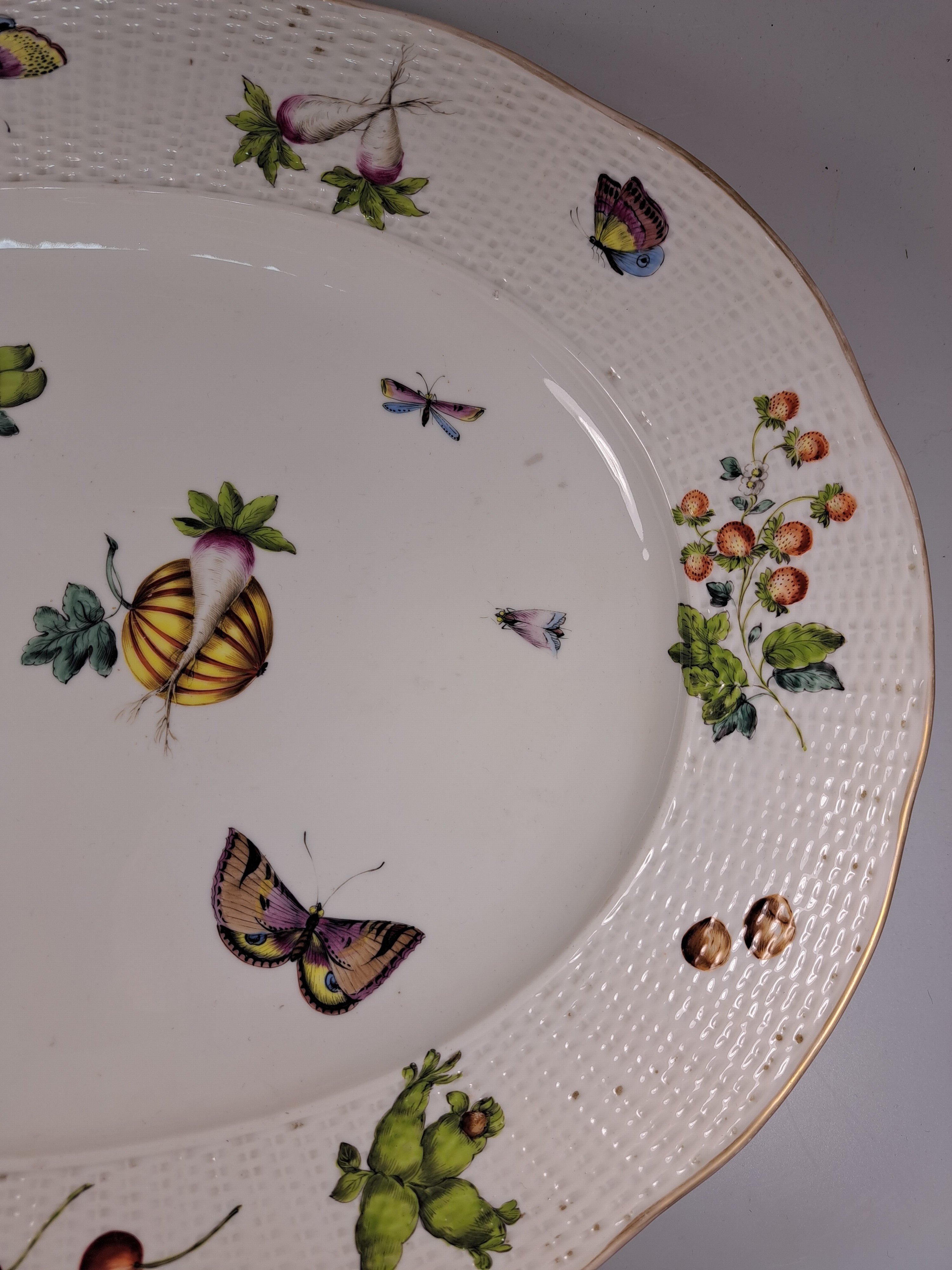 Detail c: Große Anbietplatte, Tata, Ungarn, Eugen Farkashazi-Fischer, um 1890, Porzellan, Fahne mit Korbrelief, qualitätvolle polychrome Bemalung von Obst ...