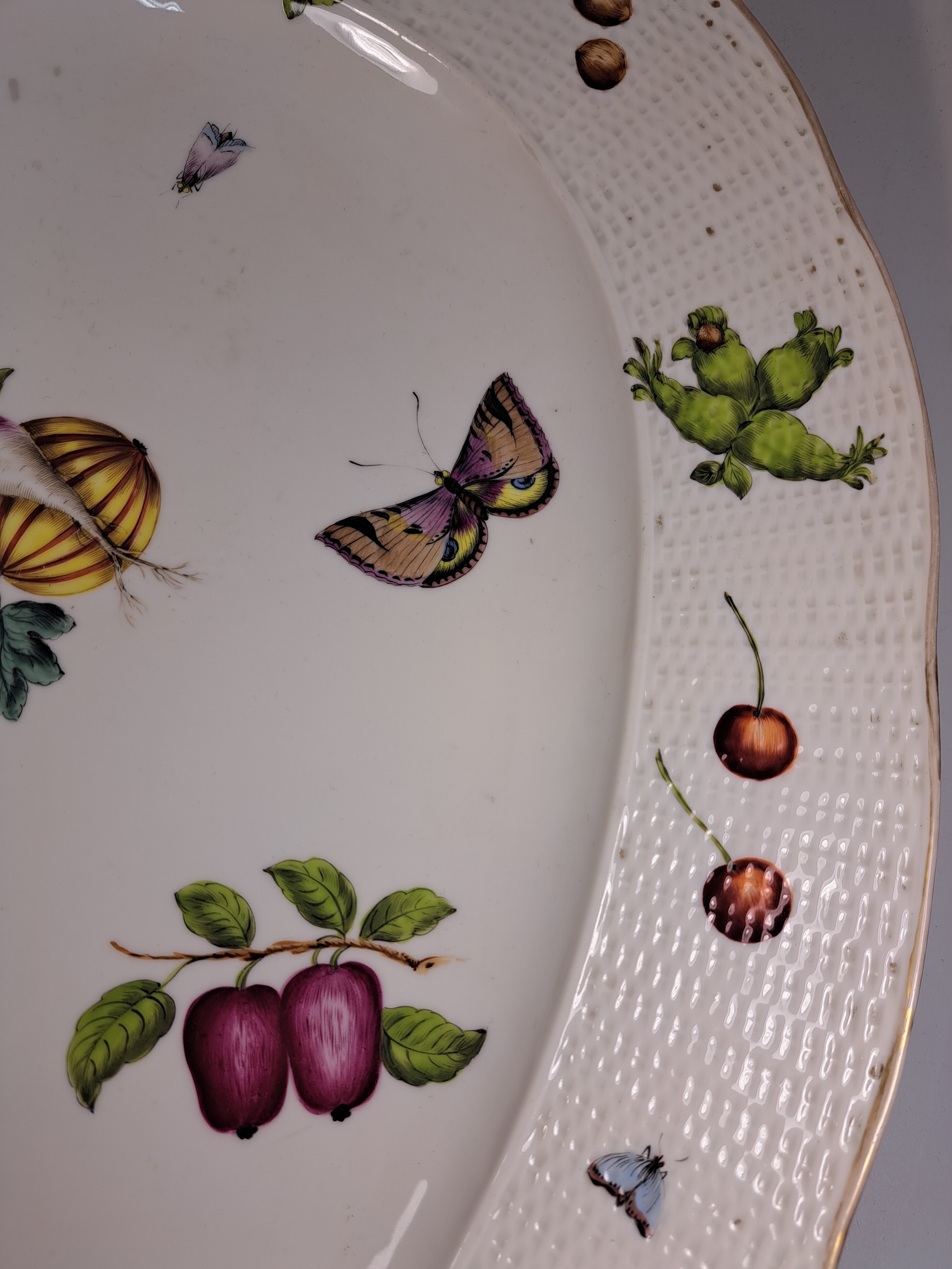 Detail d: Große Anbietplatte, Tata, Ungarn, Eugen Farkashazi-Fischer, um 1890, Porzellan, Fahne mit Korbrelief, qualitätvolle polychrome Bemalung von Obst ...