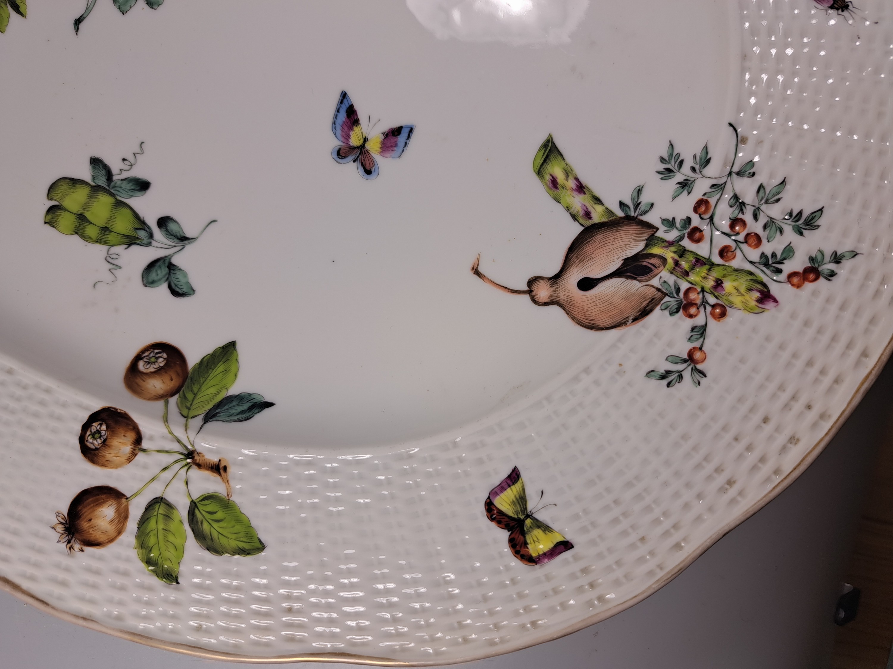 Detail e: Große Anbietplatte, Tata, Ungarn, Eugen Farkashazi-Fischer, um 1890, Porzellan, Fahne mit Korbrelief, qualitätvolle polychrome Bemalung von Obst ...
