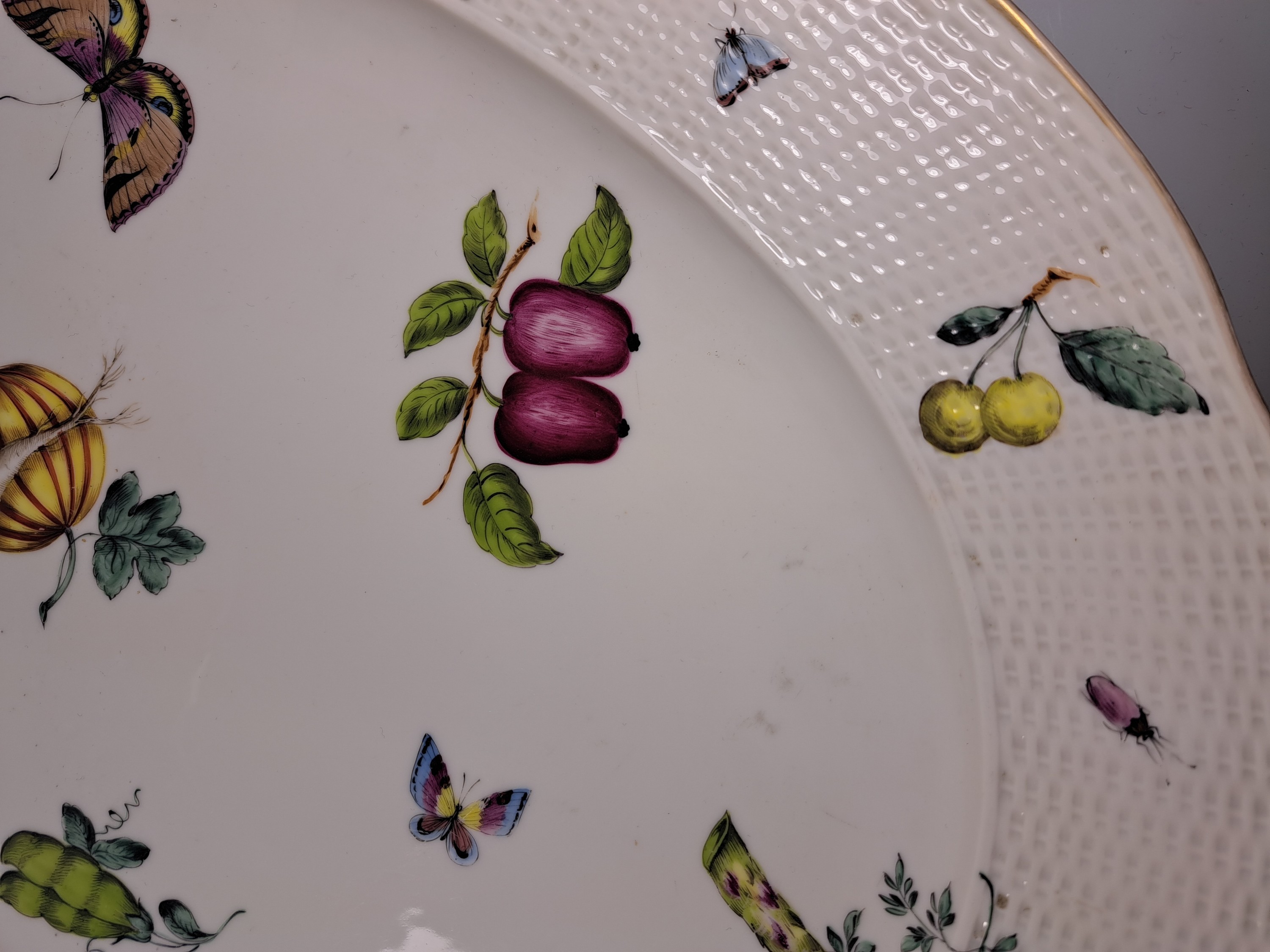 Detail f: Große Anbietplatte, Tata, Ungarn, Eugen Farkashazi-Fischer, um 1890, Porzellan, Fahne mit Korbrelief, qualitätvolle polychrome Bemalung von Obst ...